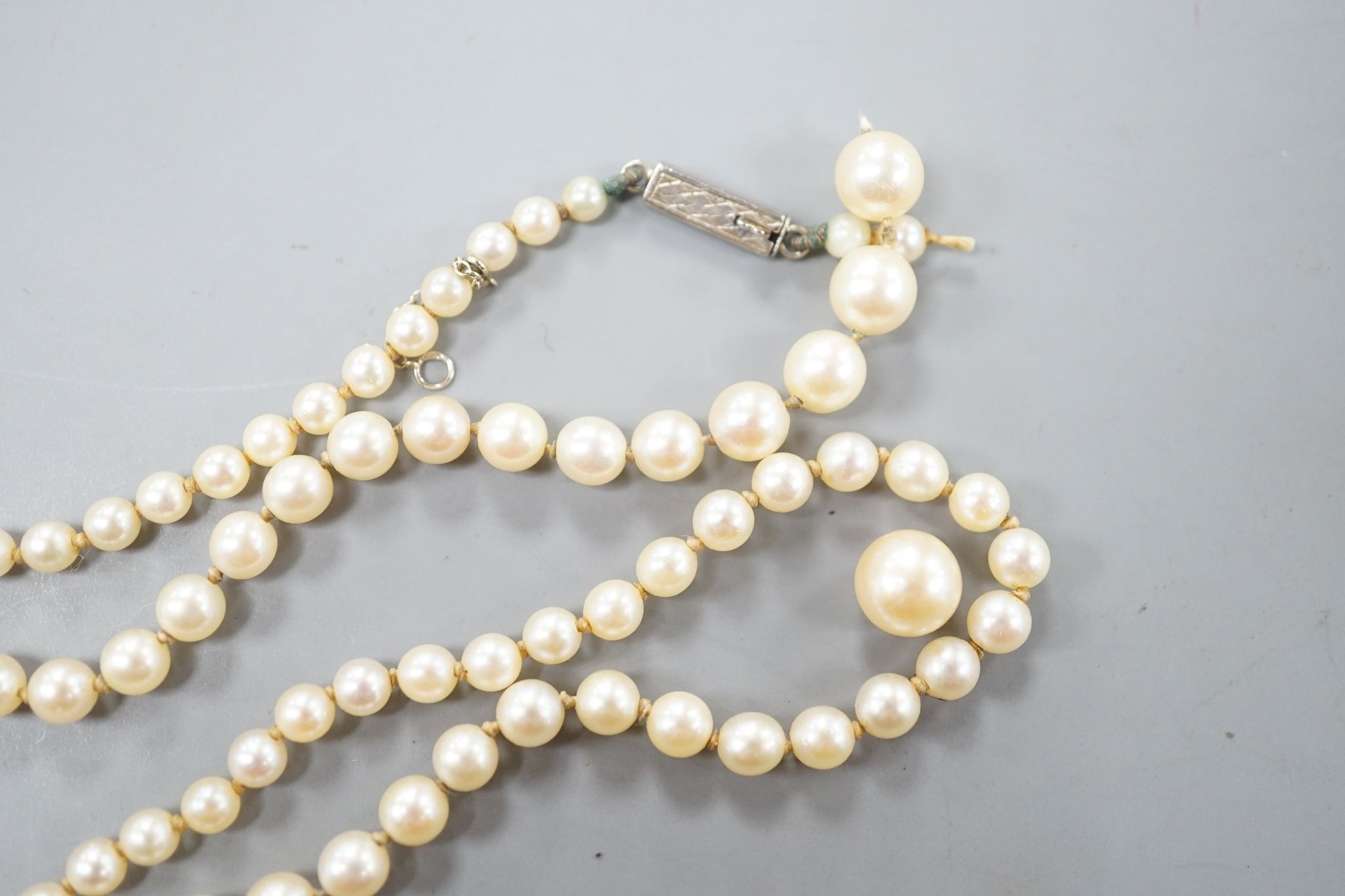 A single strand graduated cultured pearl necklace, 48cm string a.f.